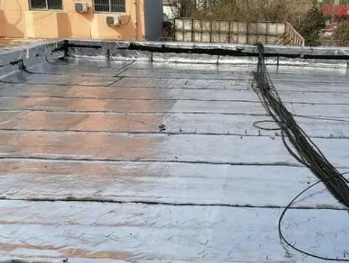 博乐卫生间漏水维修公司分享下博乐屋面楼顶防水刚性防水层施工要点。